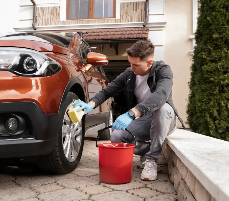 Lavage auto à domicile Saint-Sauvant : professionnel intervenant sur un véhicule